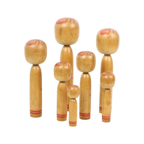 Lot van 7 Kokeshi Poppen Tomio Sato Handgeschilderd Hout Japan Lot van 7 Kokeshi Poppen Tomio Sato Handgeschilderd Hout Japan