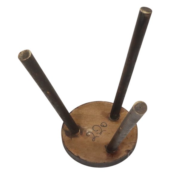 Oude Rustieke Driepoot Kruk Massief Gebeitst Hout 45cm Oude Rustieke Driepoot Kruk Massief Gebeitst Hout 45cm